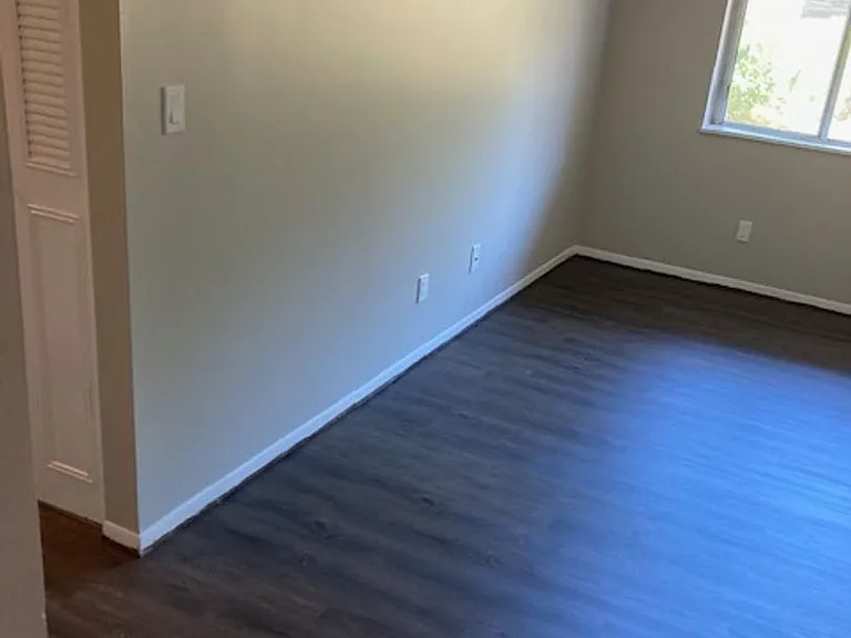 Hollow Hills Apartments — Photo 57