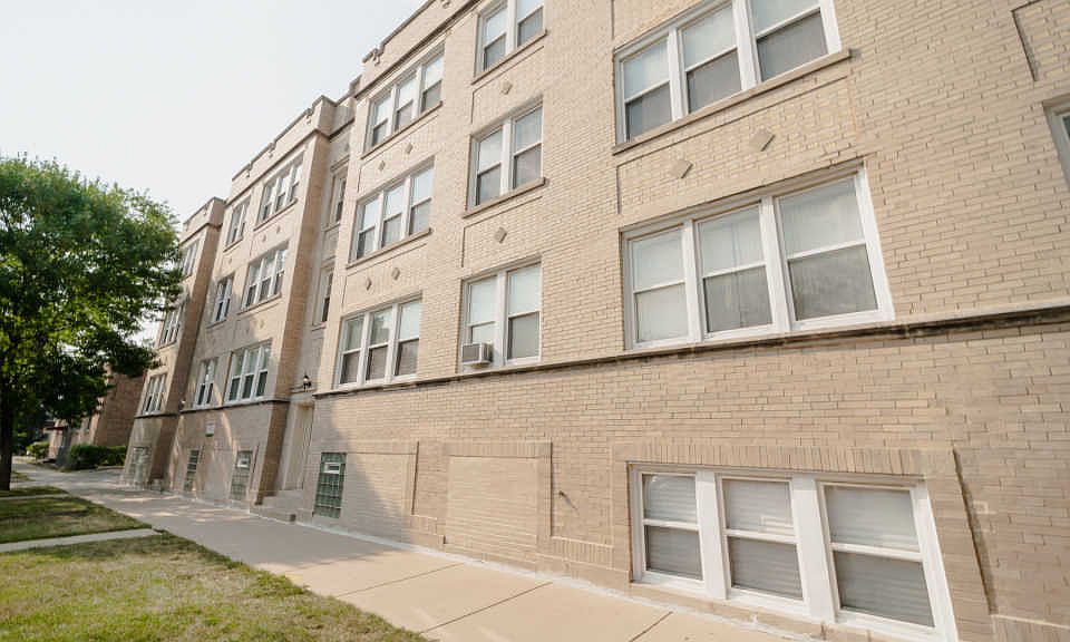 1st image of 2842 W Glenlake Ave #1E