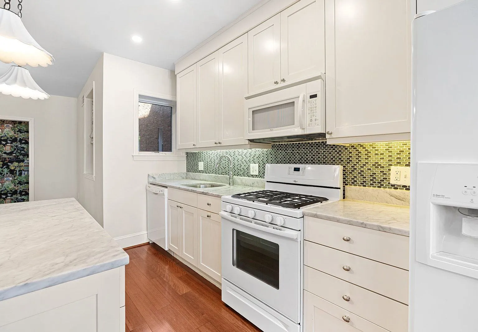 1 bed, 1.5 bath, 1056 sqft, $3,250 — Photo 4
