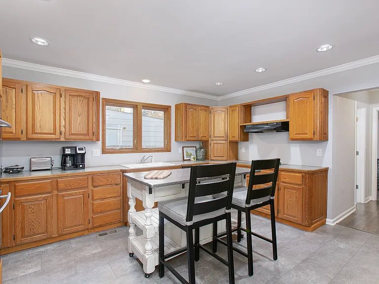 225 S Bleckley Dr — Photo 6