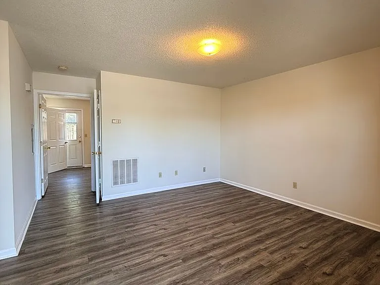 Ivy Court Apartments — Photo 7