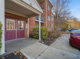 34 Maple Crest Cir APT B, Holyoke, MA 01040