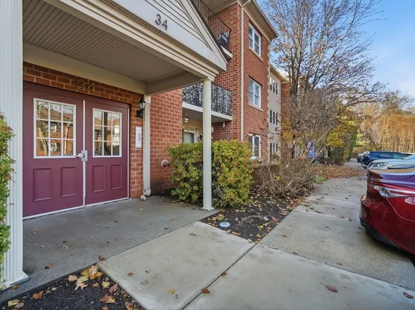 34 Maple Crest Cir APT B, Holyoke, MA 01040