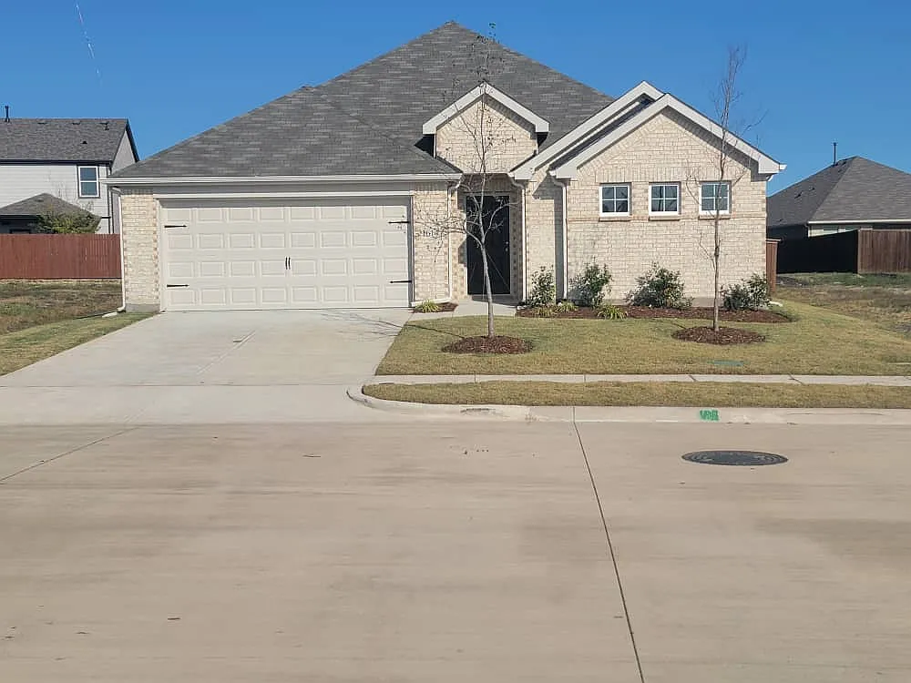 5 bed, 2048 sqft, $2,759 — Photo 4