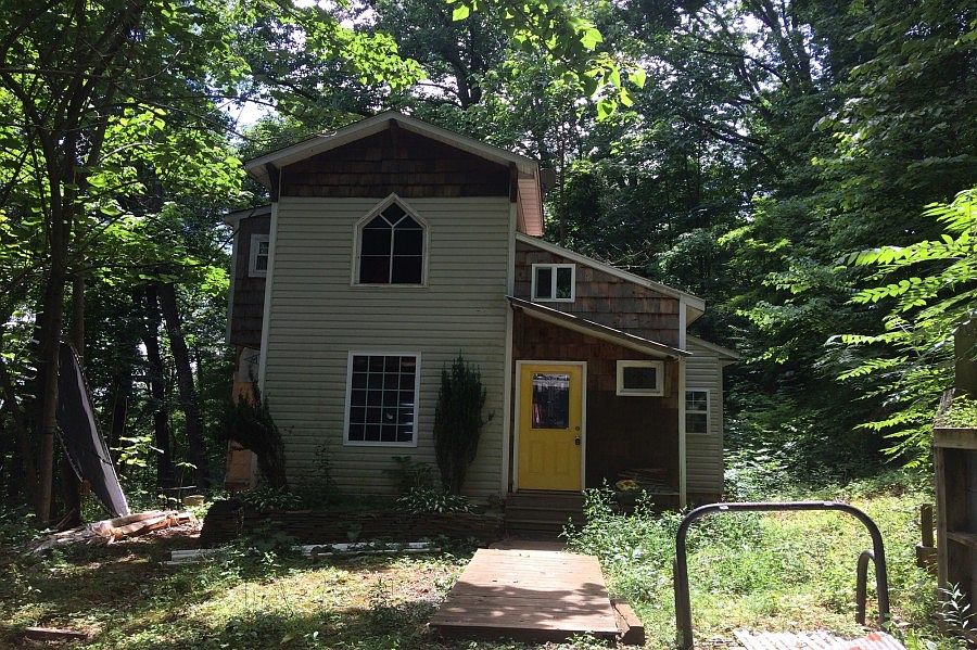 1st image of 943 Barrow Ln