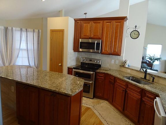 3rd image of 7929 Crescent Dr