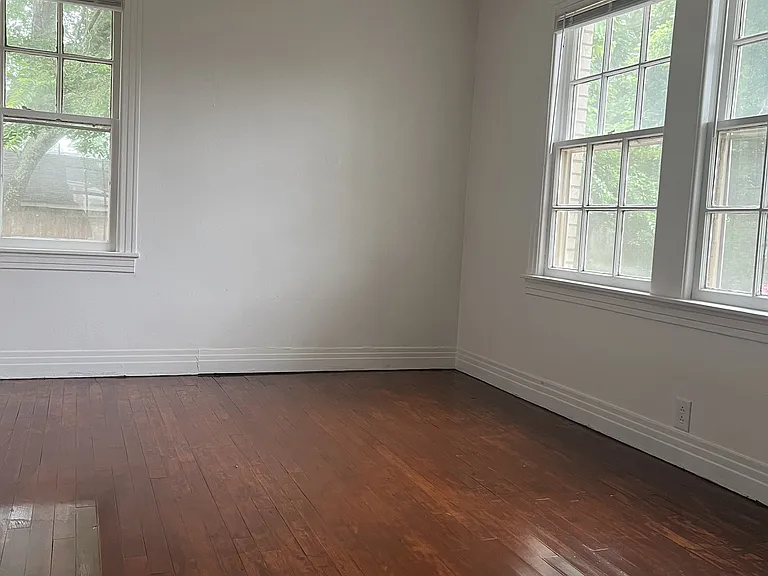 902 W 5th St — Photo 3