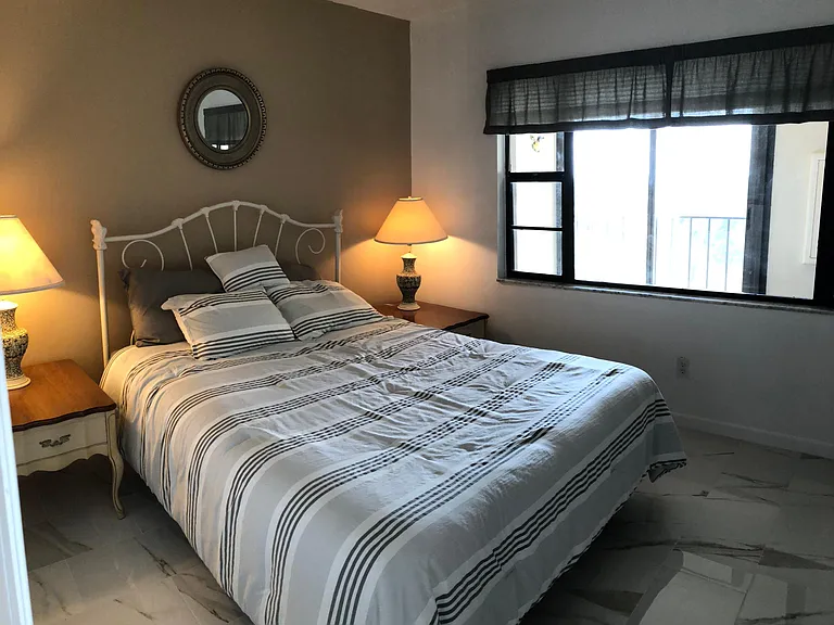 guest bedroom w queen size bed