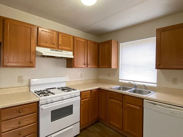 275 Woodridge Ct — Photo 31