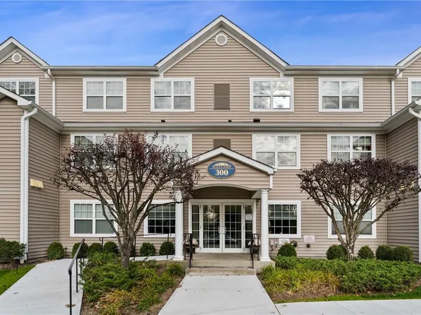 300 Woodcrest Lane #326, Mount Kisco, NY 10549