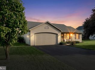 215 Torrey Pines Dr, Mount Wolf, PA 17347