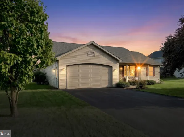 215 Torrey Pines Dr, Mount Wolf, PA 17347