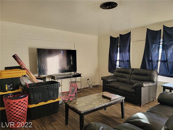 3rd image of 1617 E Nelson Ave