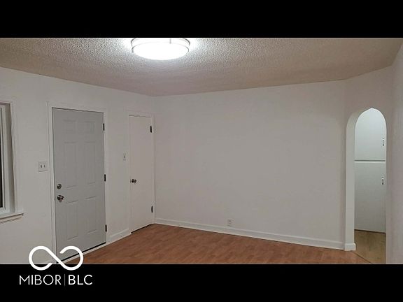 5th image of 925 W Main St