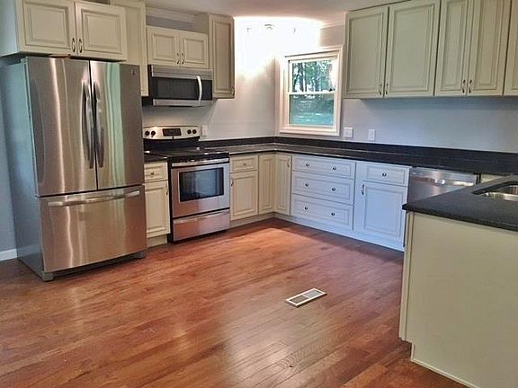 4th image of 594 Greenwood Dr