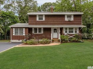 10 Hollingwood Dr, Coram, NY 11727