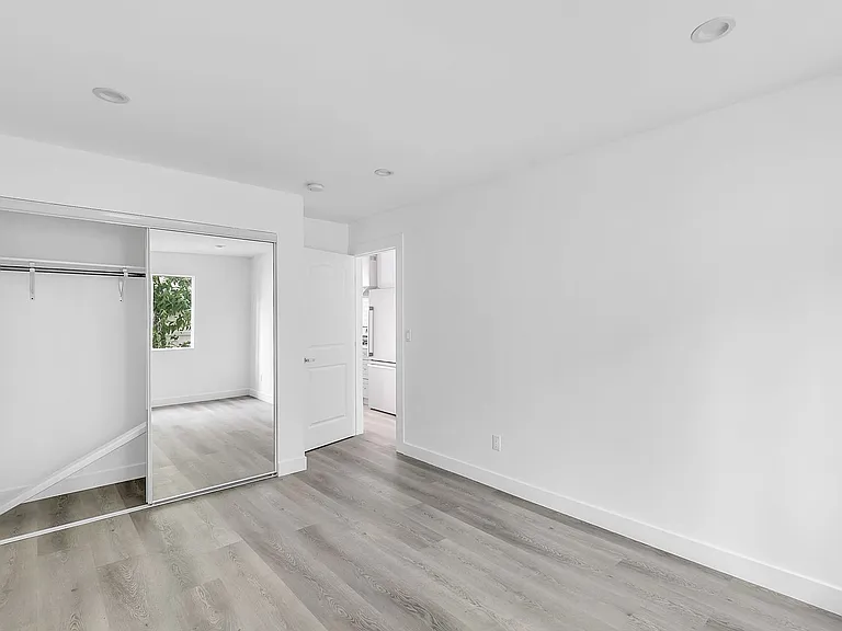 2747 S Mansfield Ave — Photo 7