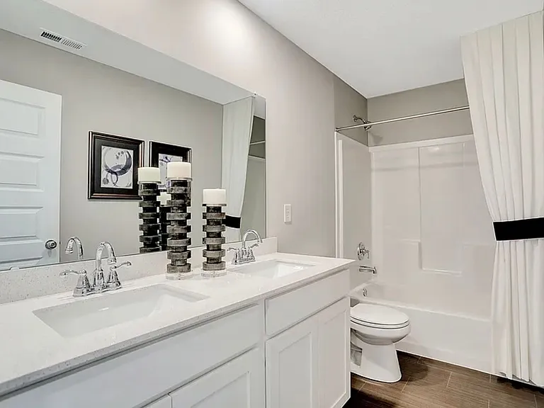 3793 Canterbury Dr — Photo 3