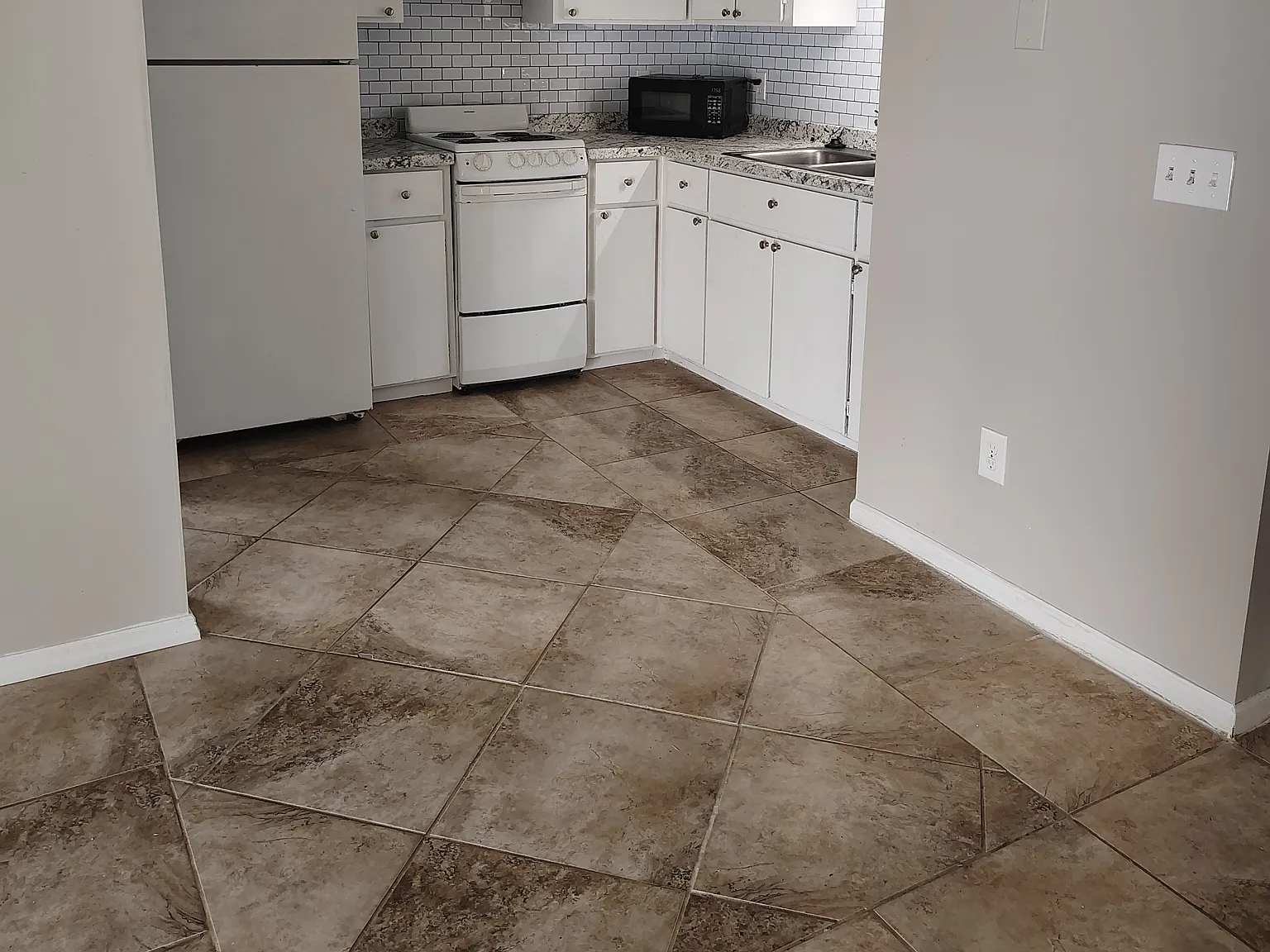 7813 N North Lagoon Dr — Photo 2