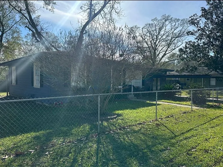 2309 Bradford St — Photo 2