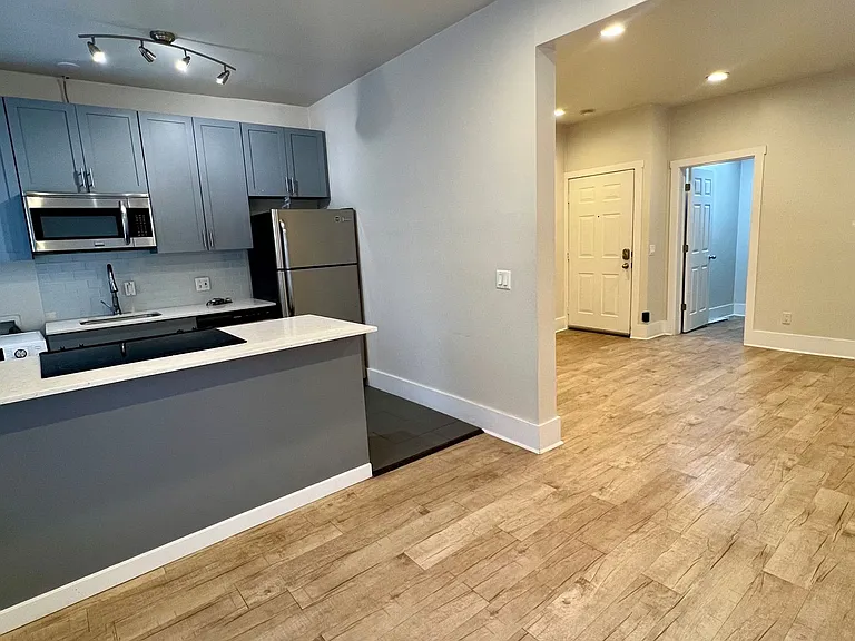 Great Location with Full Washer and Dryer in Unit and Full Kitchen! — Photo 14