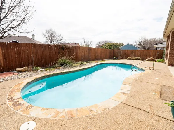 8700 Shadow Trace Dr, Fort Worth, TX 76244