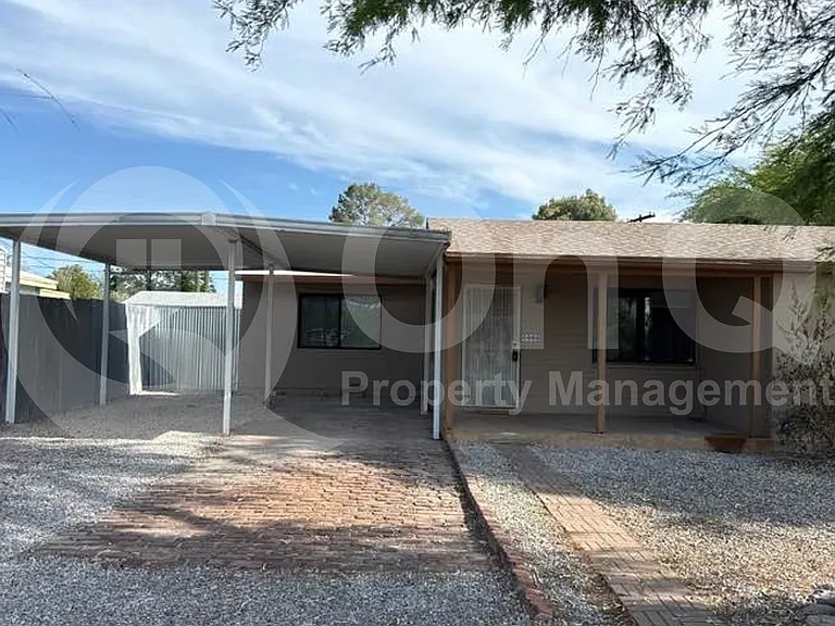 1002 E Simmons St — Photo 3
