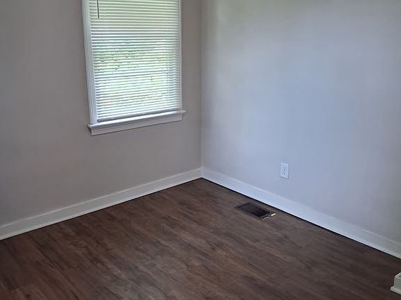3rd image of 705 Watson St