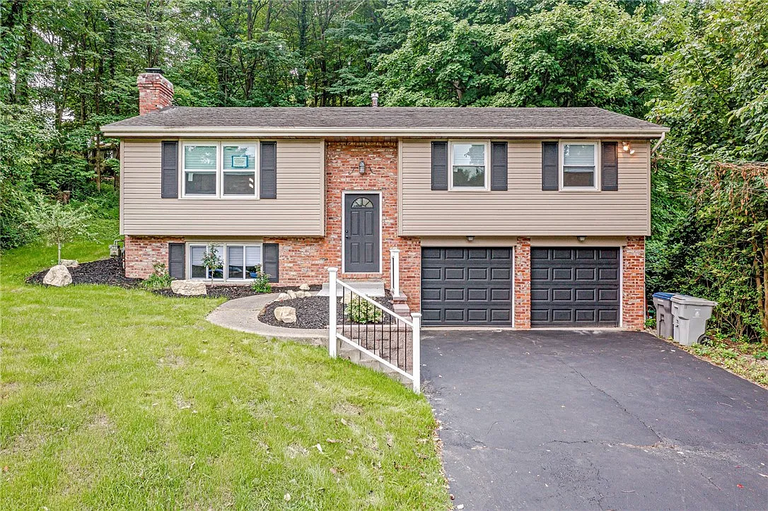272 Maplewood Dr photo 1