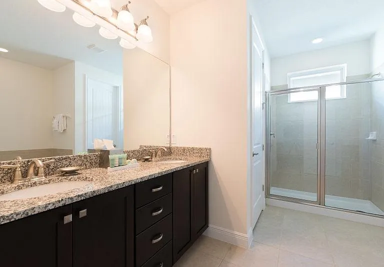 Suite 1(Owner's Suite):Baths