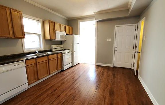 4th image of 3621 W Wolfram St