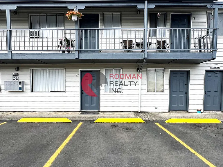 Studio West Apartments — Photo 8