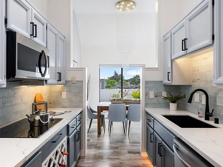 702 Portofino Ln — Photo 29