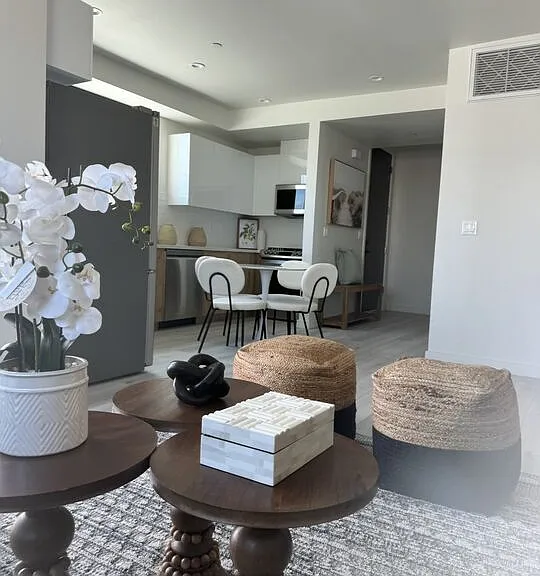 124 S Croft Ave #403 — Photo 27