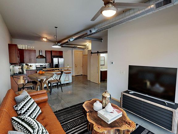2nd image of 2005 Ingersoll Ave #211
