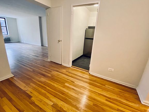 4th image of 320 W 56th St APT 4C