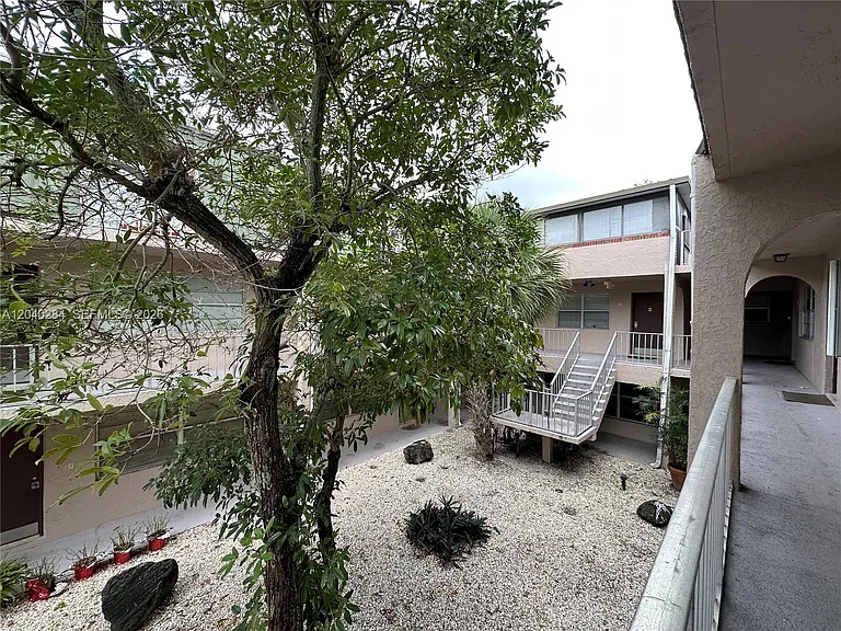 1100 SE 4th Ave #32 — Photo 2