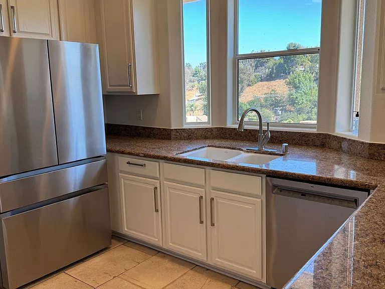 913 W Channel St — Photo 33