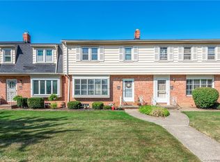 5832 Bear Creek Dr, Bedford Heights, OH