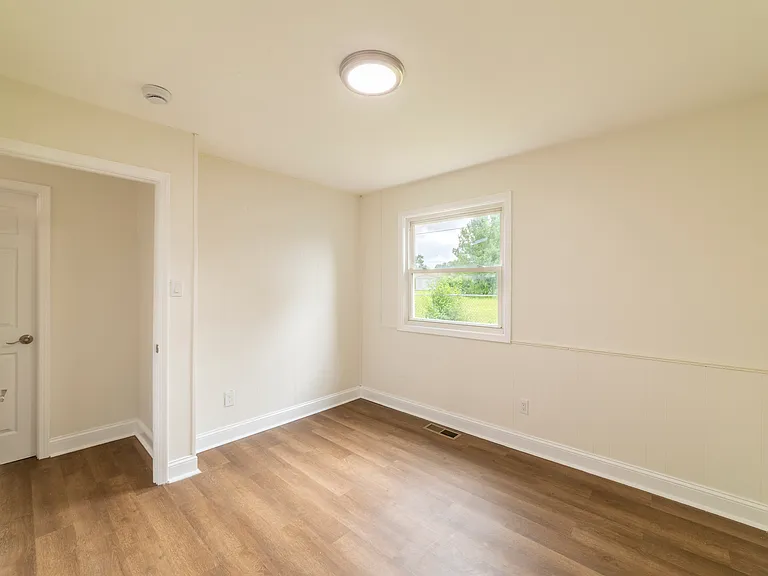 384 Sassafras Dr — Photo 3