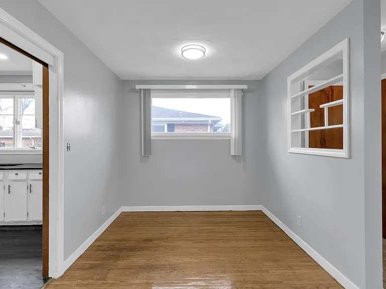 122 Alberta Dr — Photo 6