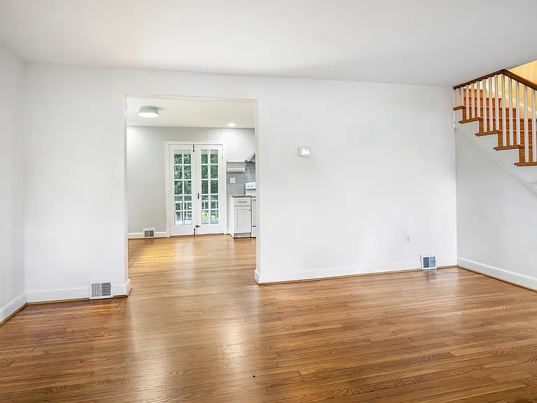 244 N Columbus St — Photo 6