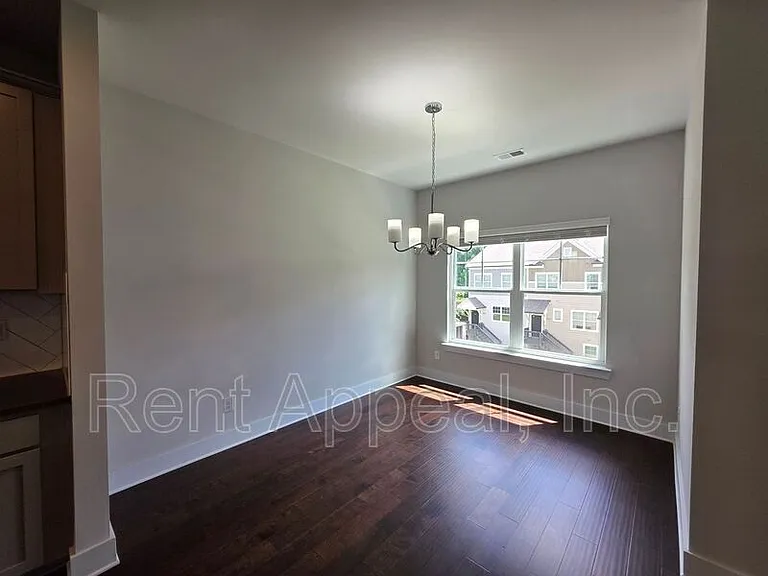 3779 Oxford Cir — Photo 5