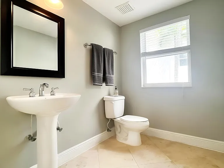 1045 SW 9th Ct — Photo 12