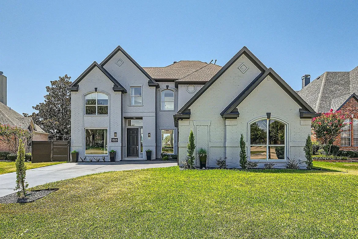 1323 Bradford Dr — Photo 1