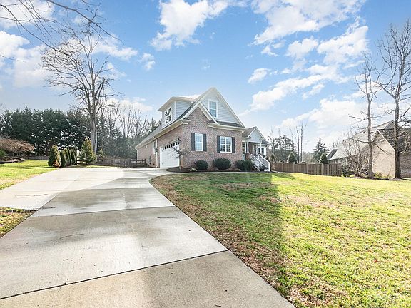 3rd image of 257 Highland Forest Dr