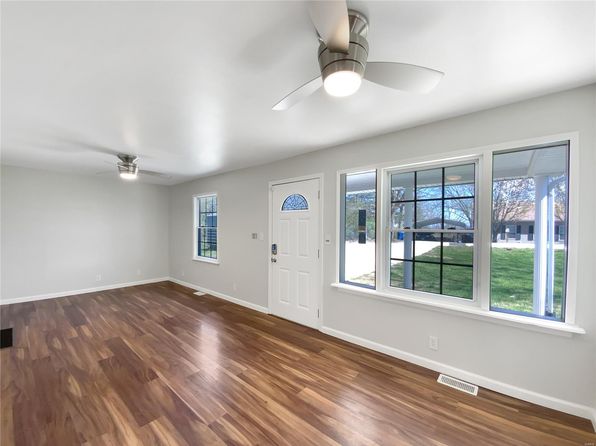 5629 Center Dr, Imperial, MO 63052