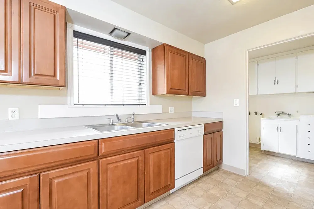 3 bed, 1.5 bath, 1998 sqft, $2,900 — Photo 3
