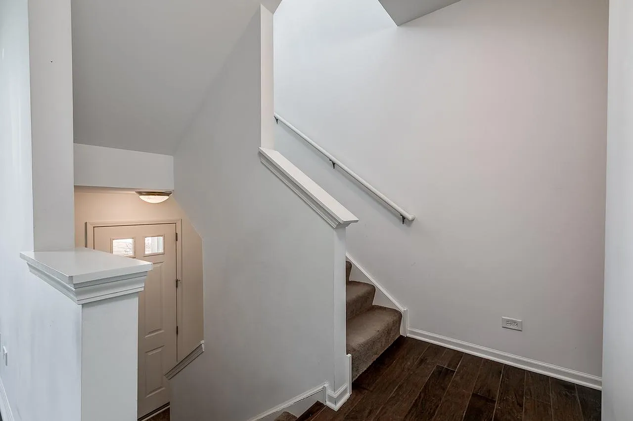3 bed, 2.5 bath, 1971 sqft, $3,600 — Photo 4