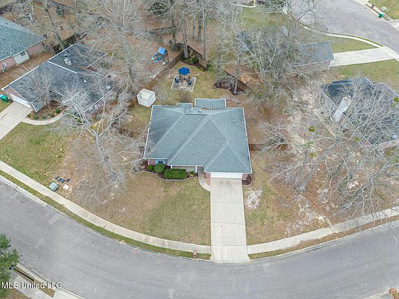 3rd image of 15084 Warren Dr
